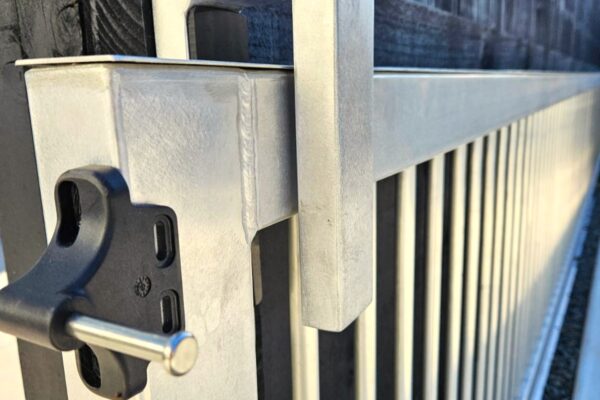 sliding-metal-gate